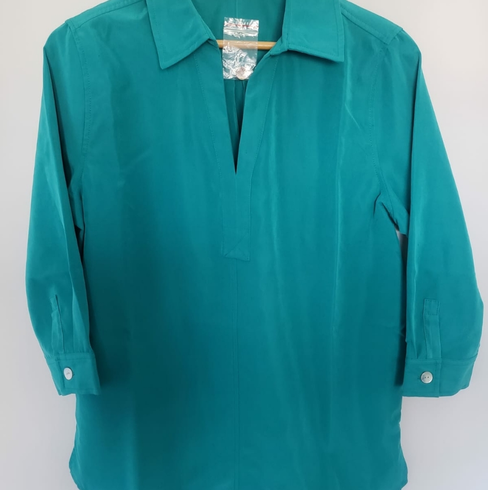 Travel Smith green shirt